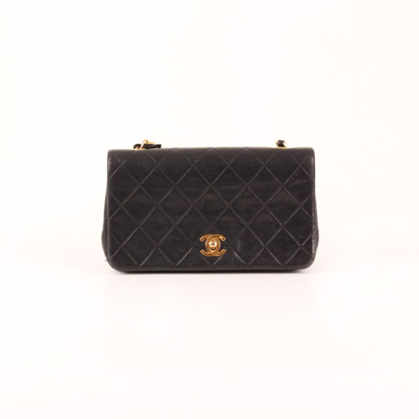 Imagen frontal del bolso Chanel Timeless Vintage Flap Bag en piel de cordero negra.
