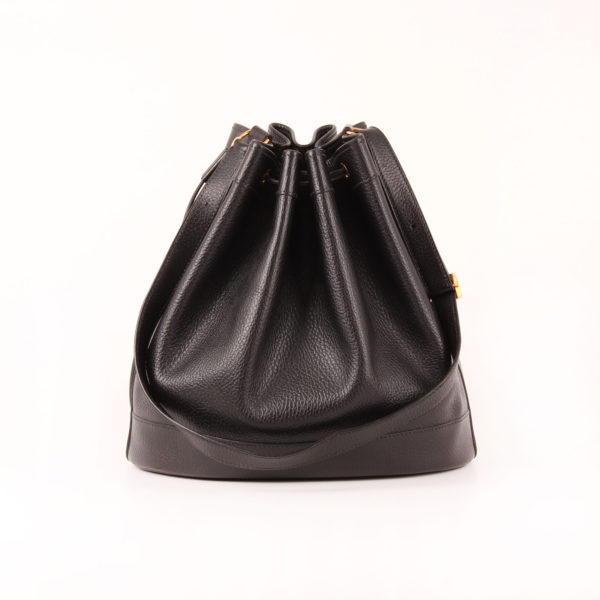 Imagen frontal del bolso hermès market bucket bag togo negro