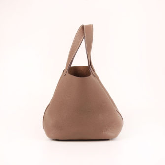Imagen frontal del bolso hermès picotin mm lock clémence taupe