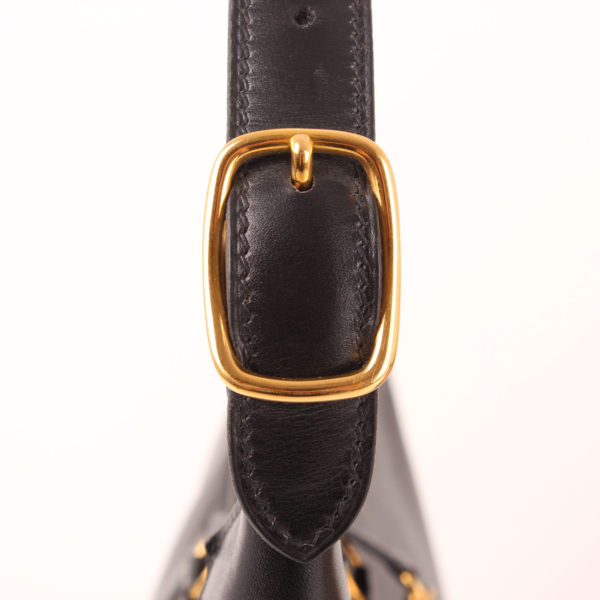 Imagen de la hebilla del bolso hermès trim II box negro dorado