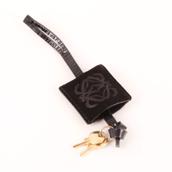 Imagen de la clochette del bolso loewe amazona 28 edición especial suede negro cadena oro