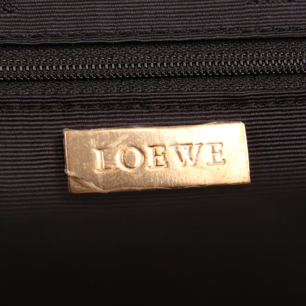 Imagen de la marca del bolso loewe amazona 28 edición especial suede negro cadena oro