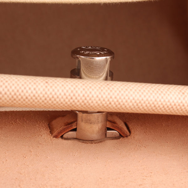 Imagen interior del cierre del bolso bolsa de viaje hermès herbag lona cruda piel natural