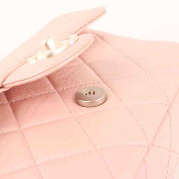 Imagen 2 del cierre del bolso chanel classic flap bag rosa nacre
