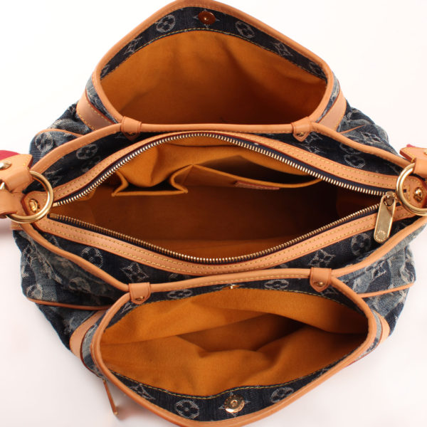 Imagen del interior del bolso louis vuitton cruise denim trunks & bags