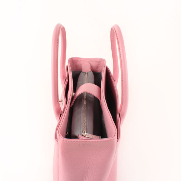 Imagen del detalle lateral del bolso chanel cerf tote rosa