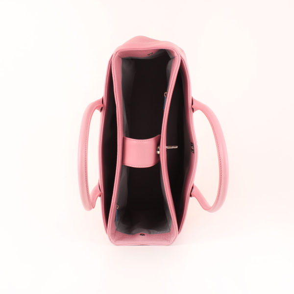 Imagen del interior vertical del bolso chanel cerf tote rosa