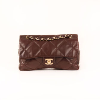 Imagen frontal del bolso chanel maxi quilted marron