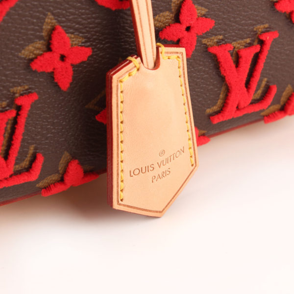 Imagen de la clochette del bolso louis vuitton tuffetage rojo
