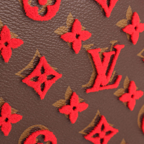 Imagen del detalle piel del bolso louis vuitton tuffetage rojo