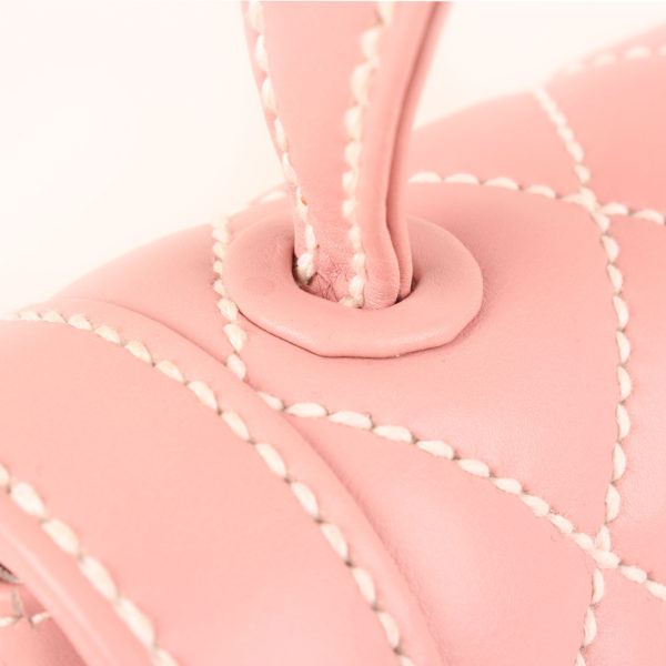 Imagen del asa del bolso chanel rosa costuras
