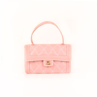 Imagen frontal del bolso chanel rosa costuras