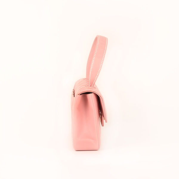 Imagen del lado 1 del bolso chanel rosa costuras