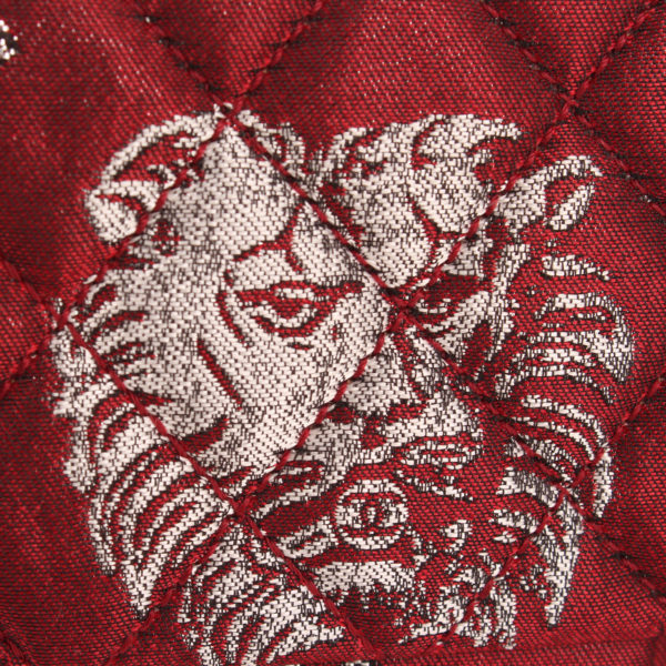 Imagen de la cara del leon del bolso chanel brocade