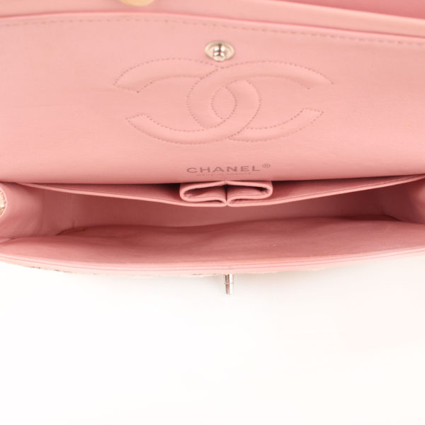 Imagen del interior del bolso chanel tweed rosa