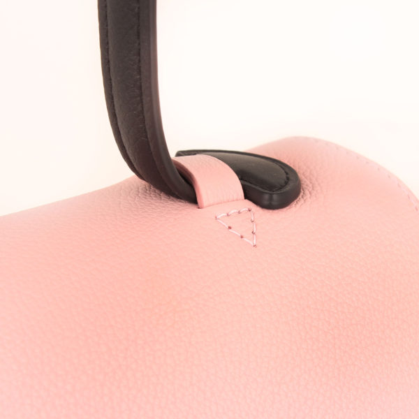 Imagen de detalle del bolso lv lockme rosa