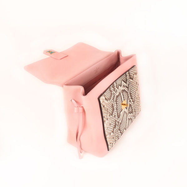 Imagen del interior del bolso lv lockme rosa