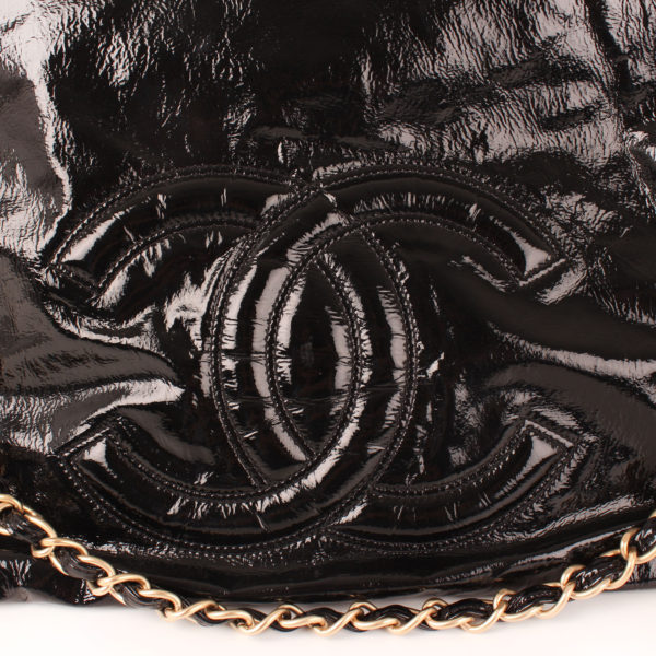 Imagen del detalle del logo del bolso chanel patent negro