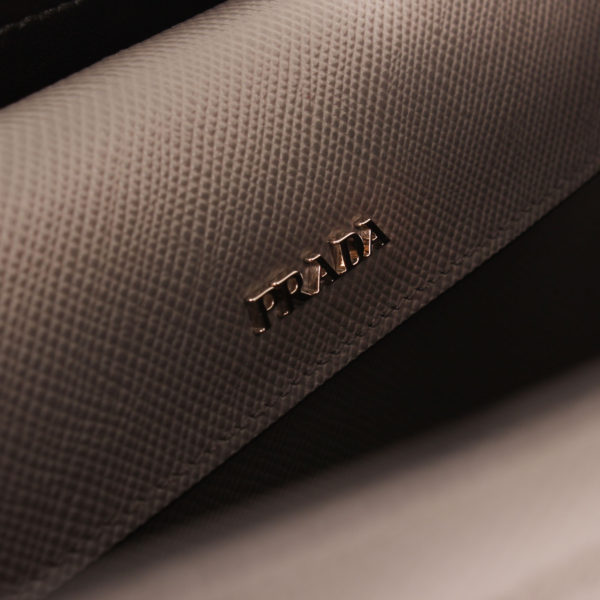 Imagen de la marca del bolso prada saffiano gris detalle