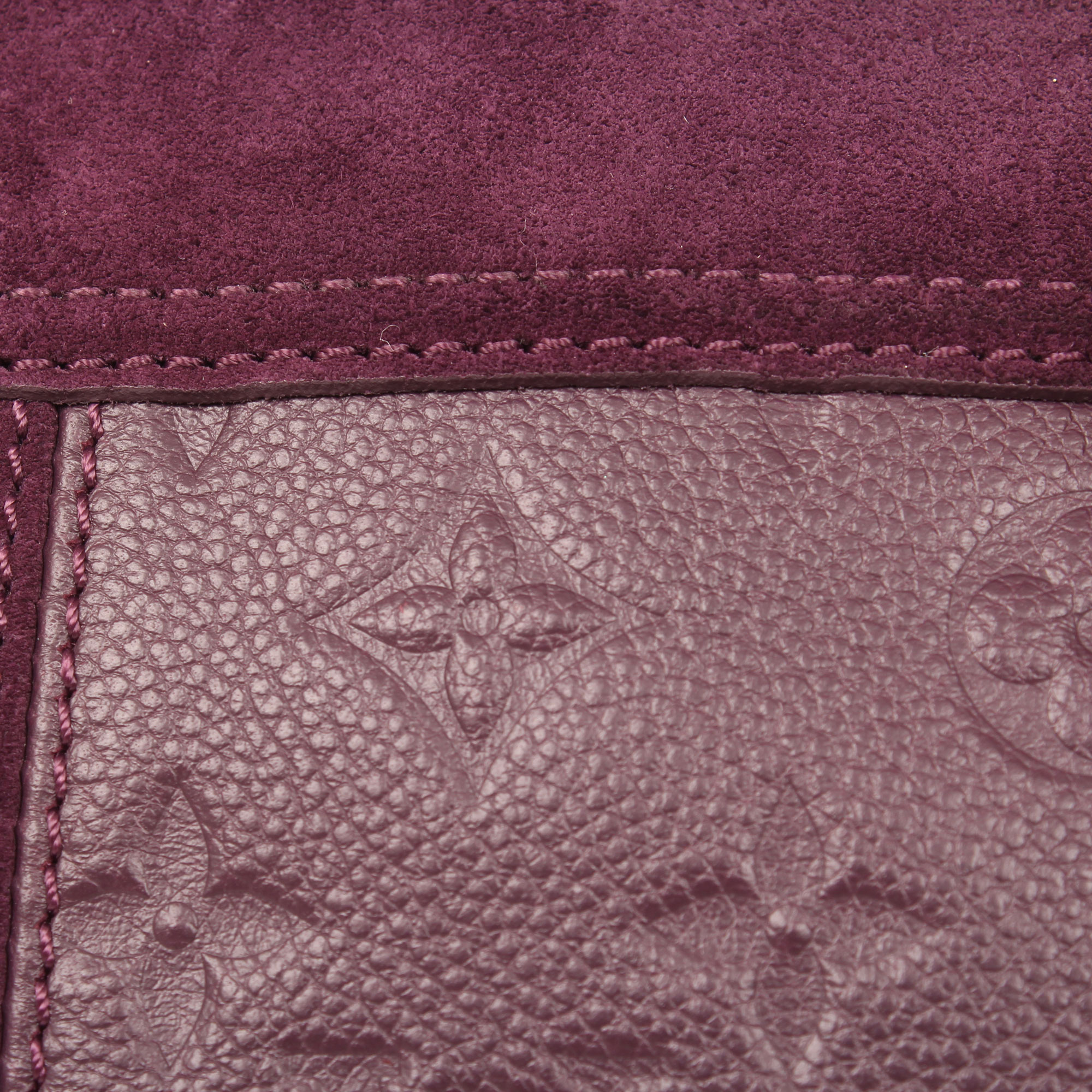Imagen del detalle del bolso louis vuitton audacieuse embossed monogram suede berenjena