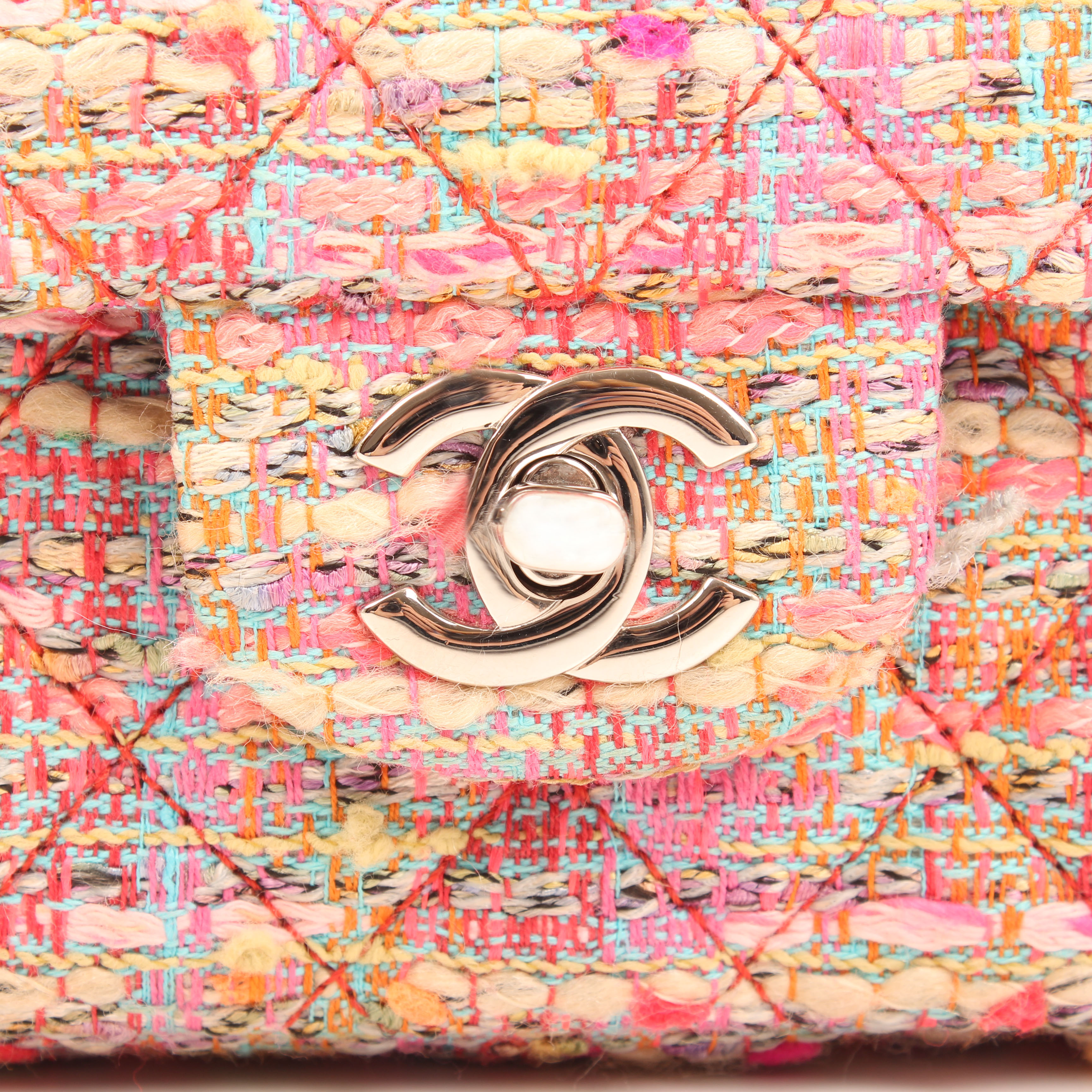 Imagen del cierre del bolso chanel timeless double flap en tweed rosa multicolor fluor