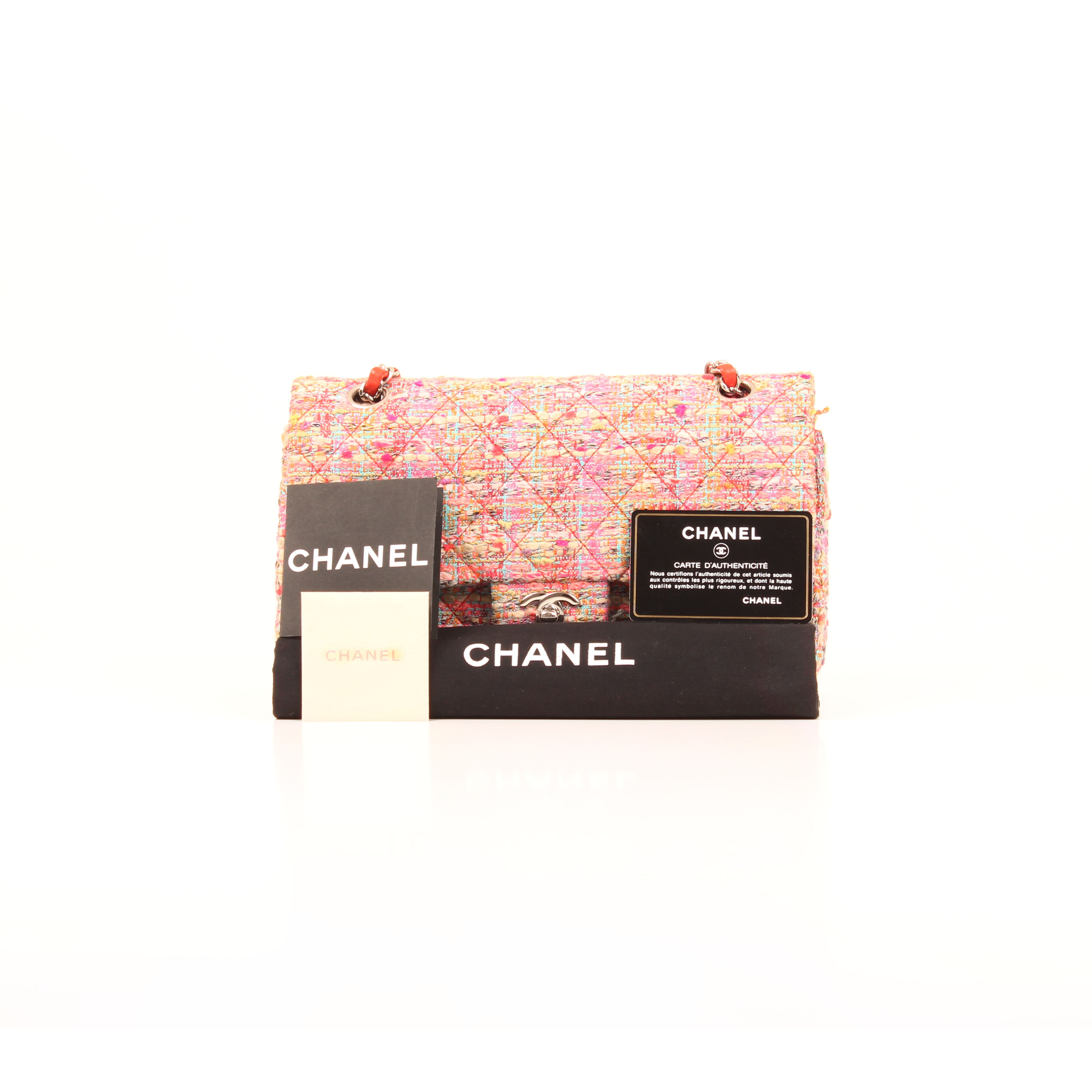 Imagen frontal del bolso chanel timeless double flap en tweed rosa multicolor fluor con funda y tarjeta