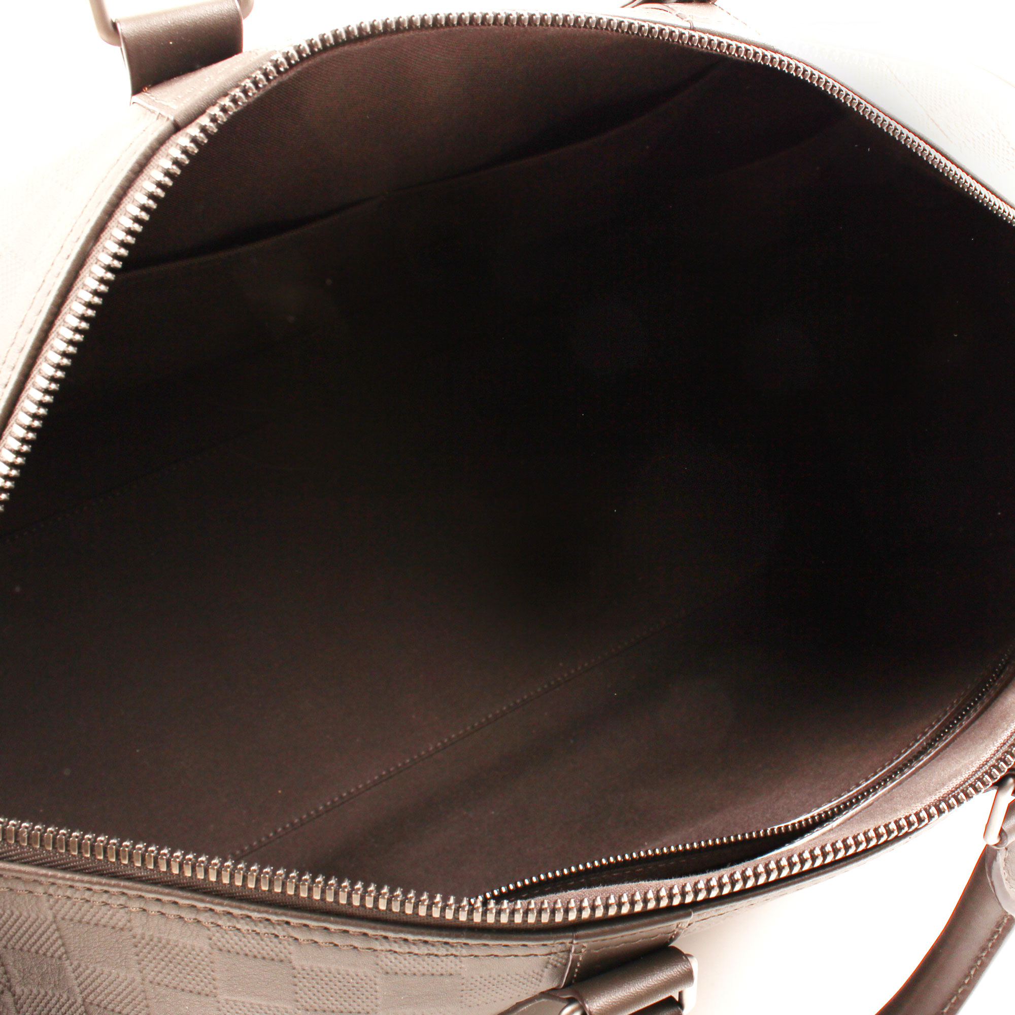 Imagen del interior de la bolsa louis vuitton keepall 45 damier infini detalle general