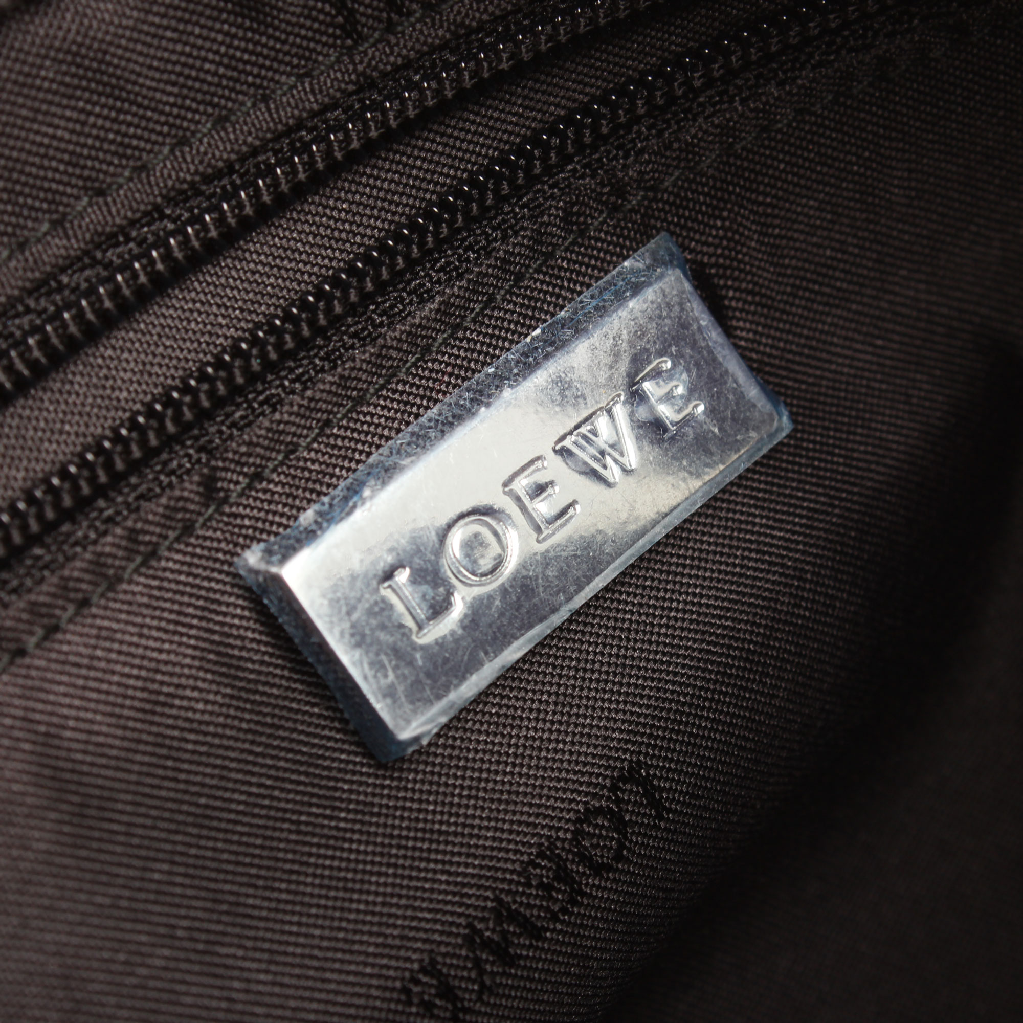 Imagen del logo interior del bolso loewe amazona bb negro terciopelo