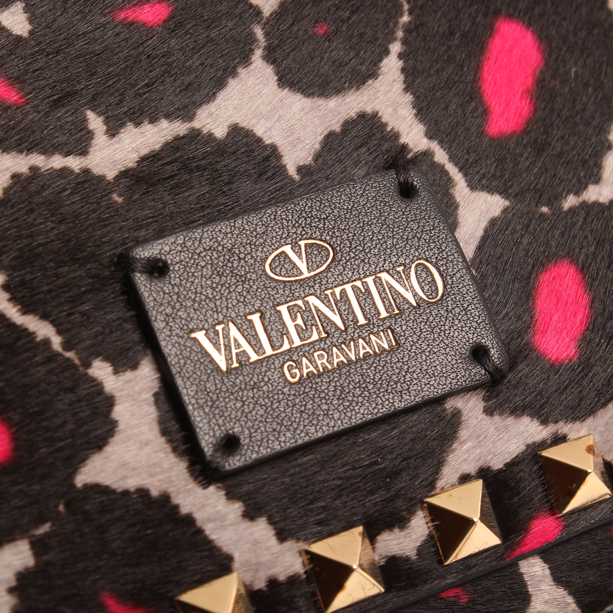 Imagen de la etiqueta de valentino del bolso valentino rockstud mini cross body leopard print pink hair calf etiqueta