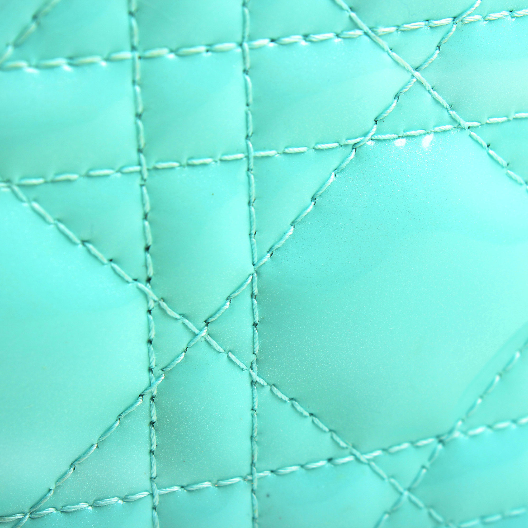 Imagen de detalle de la piel del bolso dior mini lady dior azul piel acharolada