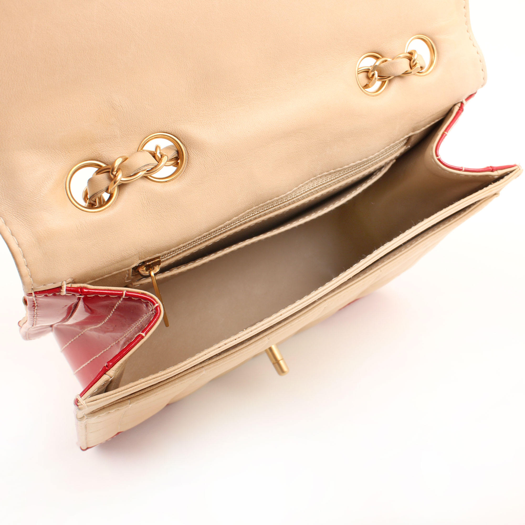 Imagen del interior del bolso chanel bicolor choco bar solapa unica