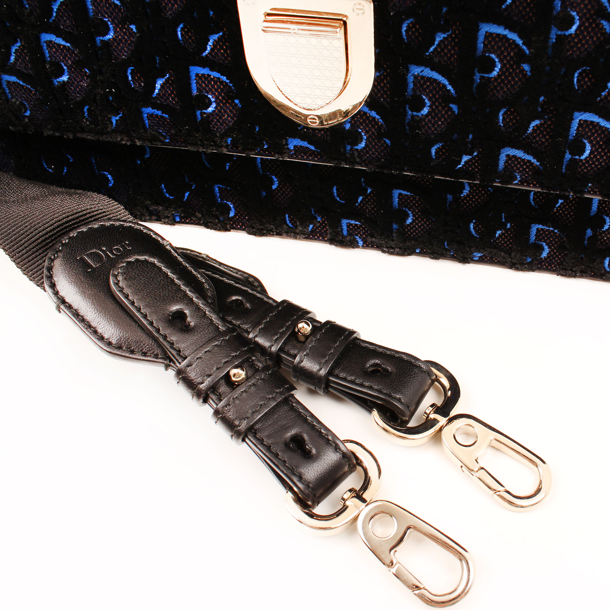 Imagen de detalle de los herrajes de la bandolera del bolso dior diorama mediano terciopelo piel azul