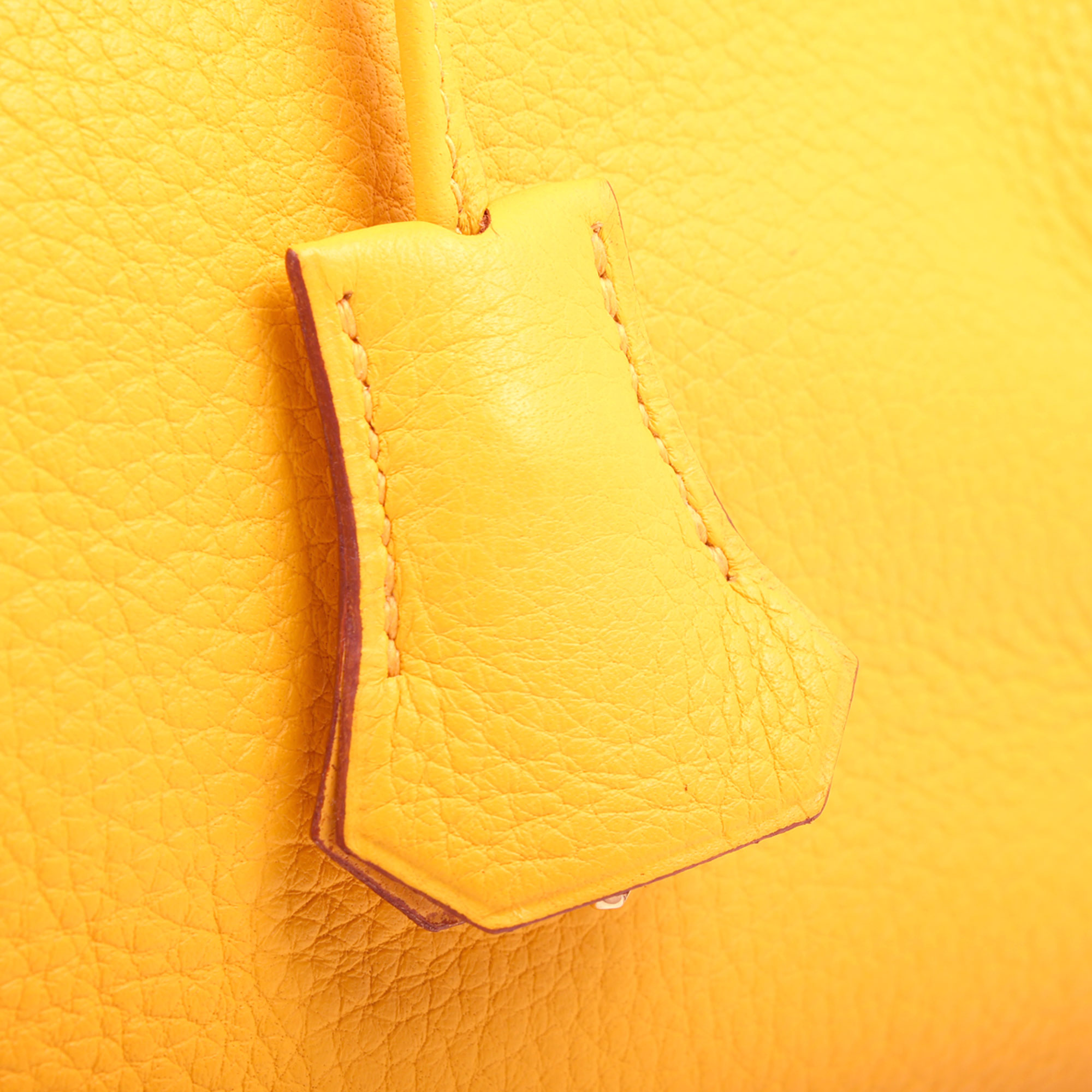 imagen del detalle de la clochette bolso hermes birkin 35 jaune piel togo detalle