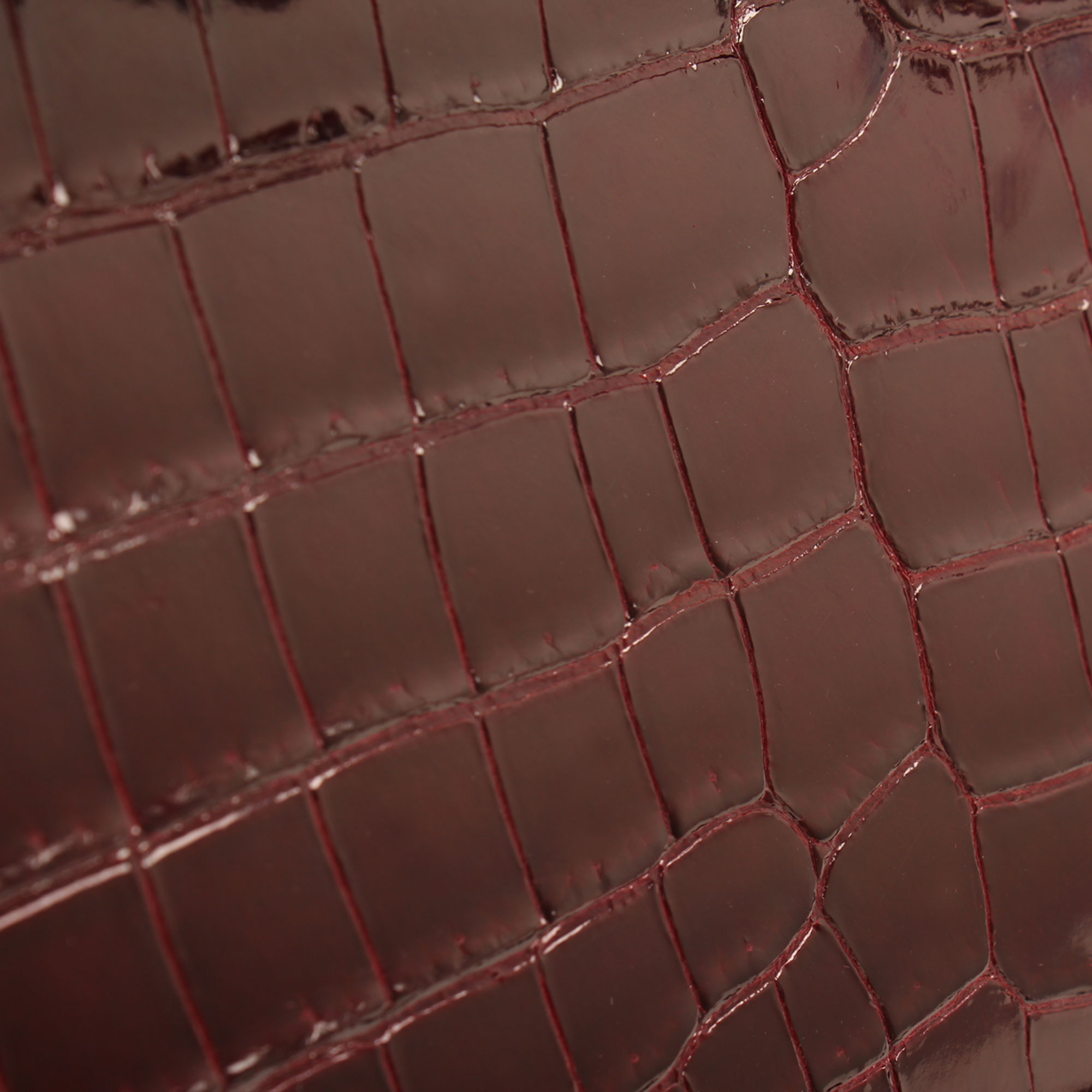 Imagen de detalle del bolso hermes kelly 25 cocodrilo poroso frambuesa