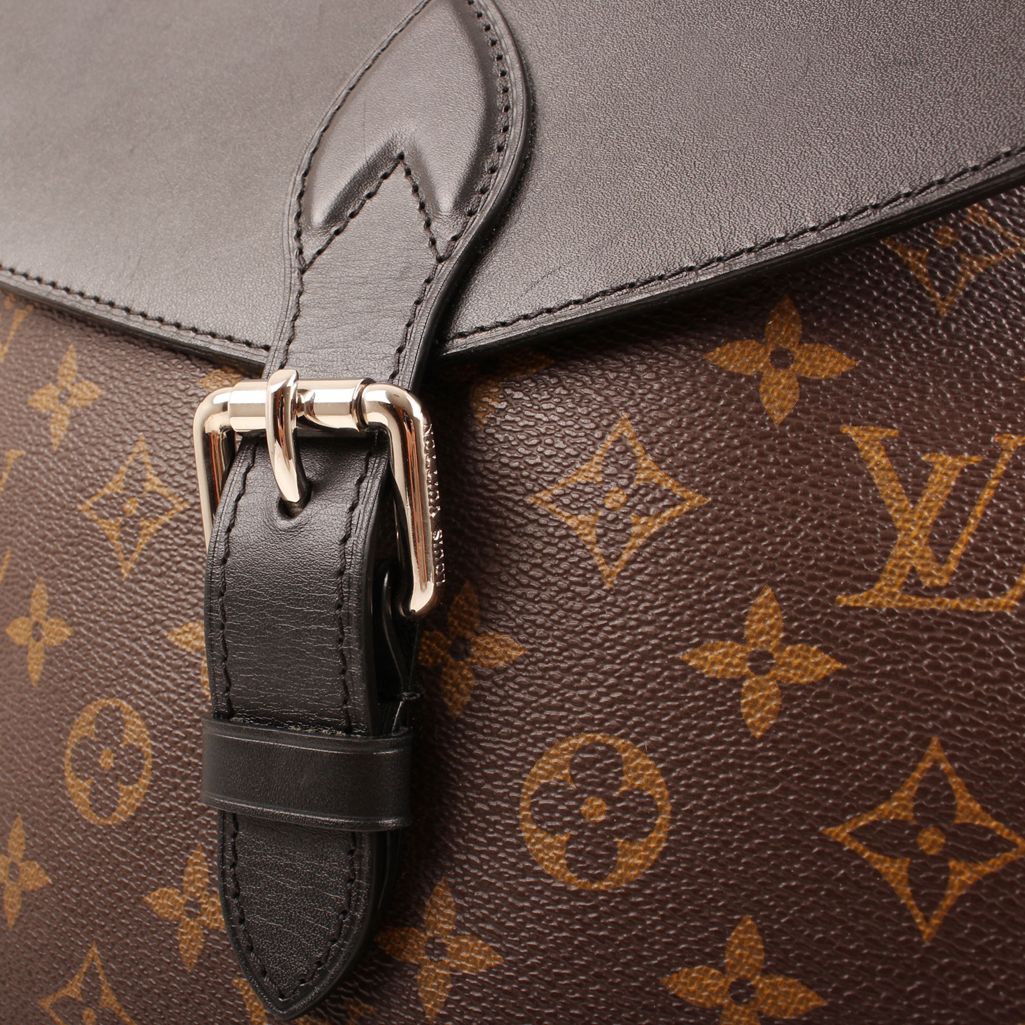 Imagen de detalle de la solapa de la mochila louis vuitton palk monogram macassar