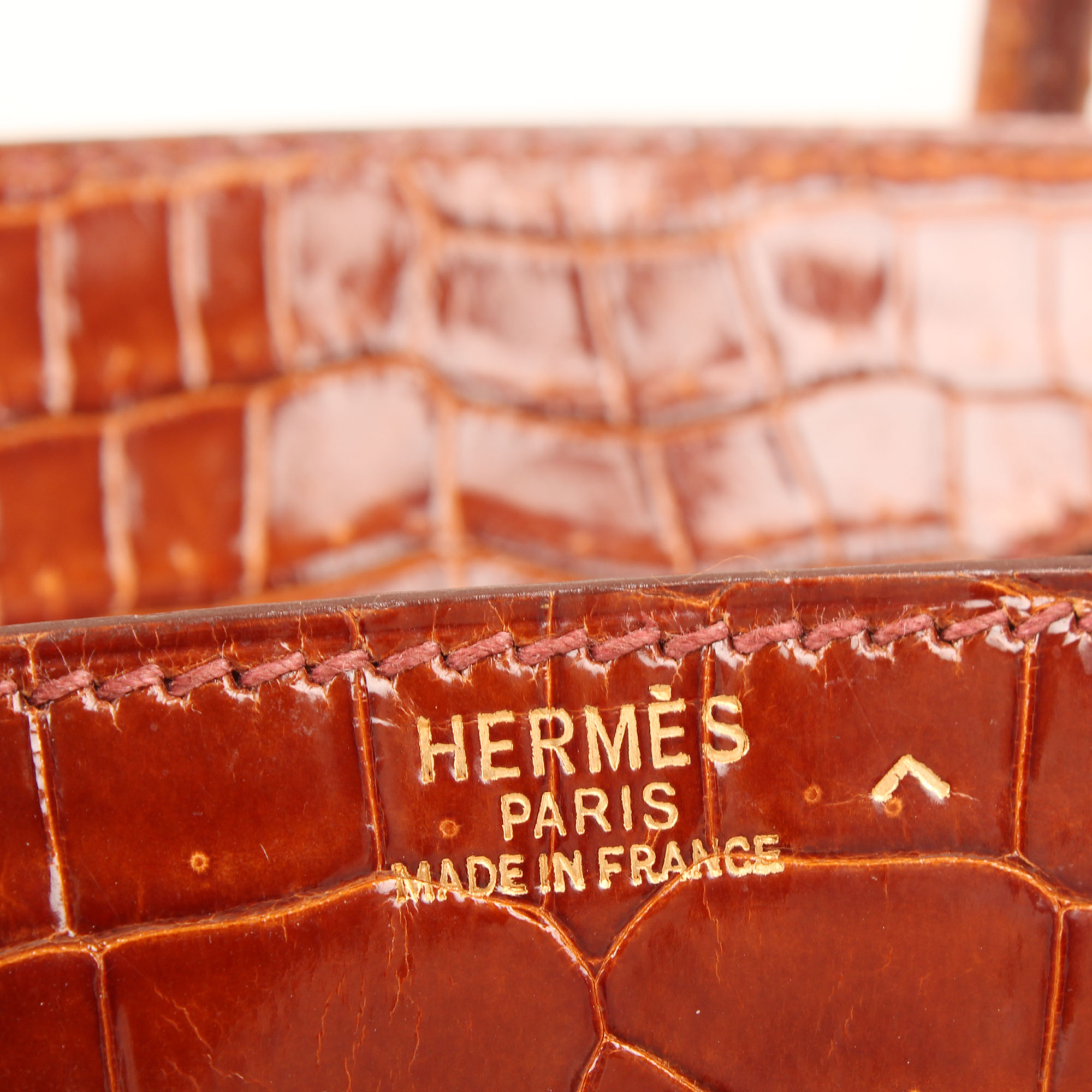 Imagen del detalle de la firma del bolso hermes birkin 25 poroso soft whisky